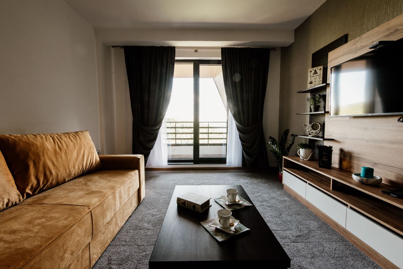 Sala principal con cortina blackout